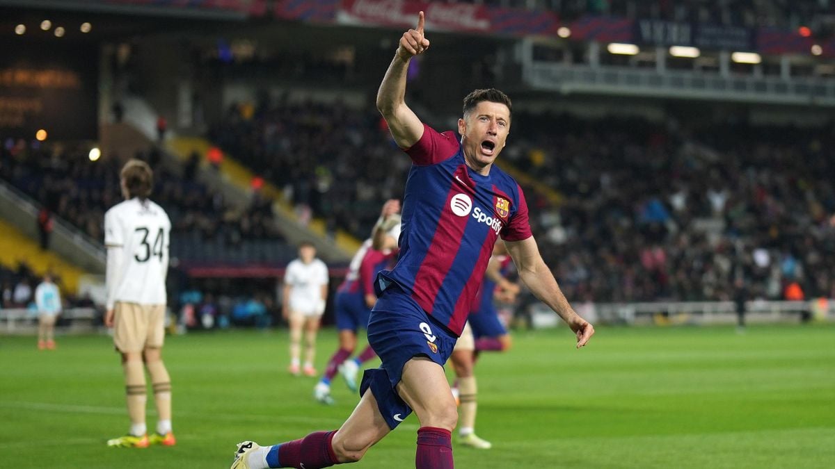 Lewandowski treble fires Barca to Valencia win