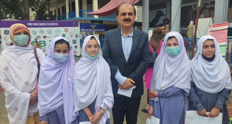 chief secretary mohyuddin ahmad wani with students at a career fest in g b photo twitter csgbpk